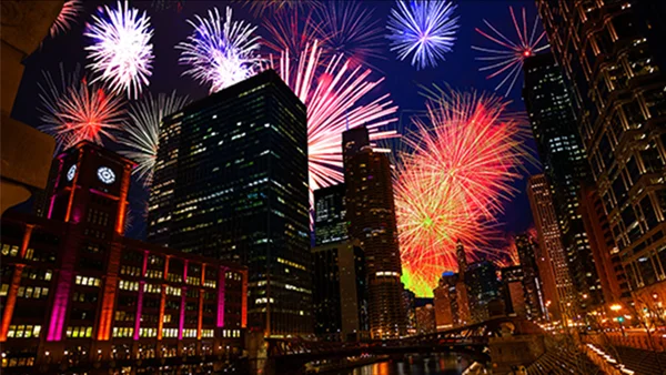 Feux d'artifice au-dessus de l'horizon de Chicago la nuit du 4 Juillet.