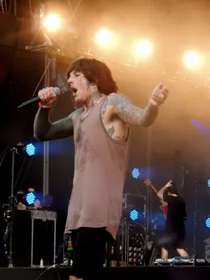 Bring Me The Horizon en concert à Rock en Seine 2016, sous des lumières jaunes éclatantes.