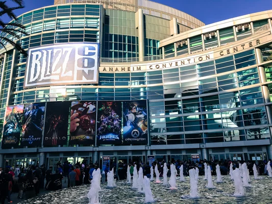 L'Anaheim Convention Center décoré pour la BlizzCon 2017, avec des bannières des jeux Blizzard.