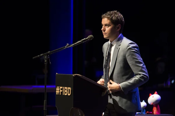 Gabriel Attal, secrétaire d'État, s'exprimant lors de la cérémonie de remise des prix Découvertes du Festival International de la Bande Dessinée d'Angoulême en janvier 2019.