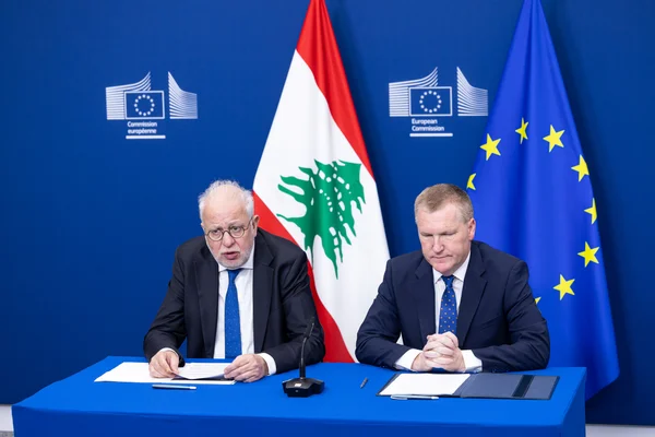 Adel Nassar et le commissaire européen Michael McGrath lors de la signature de l'accord de coopération judiciaire entre Eurojust et le Liban.