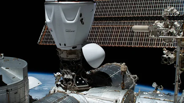 Le vaisseau SpaceX Dragon Freedom amarré à l'ISS.
