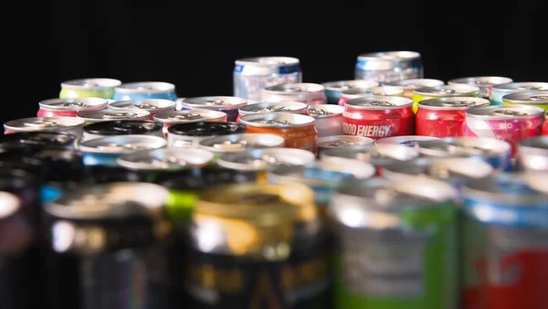 Un assortiment de boissons énergisantes et de sodas, illustrant la variété de produits concernés par l’interdiction.