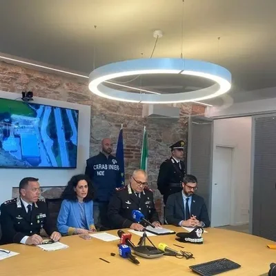 Conférence de presse des Carabiniers présentant l'enquête sur les cendres toxiques transformées en briquettes.