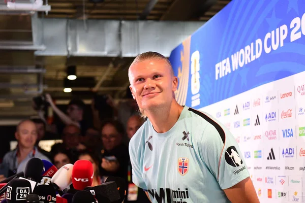 Erling Haaland lors d'une conférence de presse pendant la Coupe du monde.