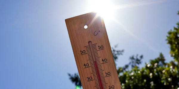 Thermomètre affichant une température élevée de 42°C lors de la canicule.