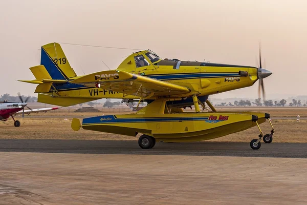 Un Fire Boss amphibie, capable de se poser sur l'eau, taxié sur une piste d'aéroport.