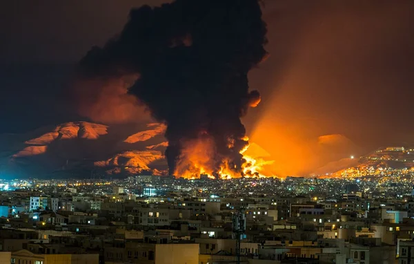 Incendie massif et fumée au-dessus de Téhéran lors de frappes nocturnes.