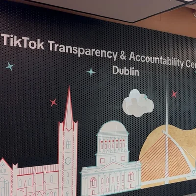 Mur du centre de transparence de TikTok à Dublin, montrant le nom du centre et des illustrations de monuments.