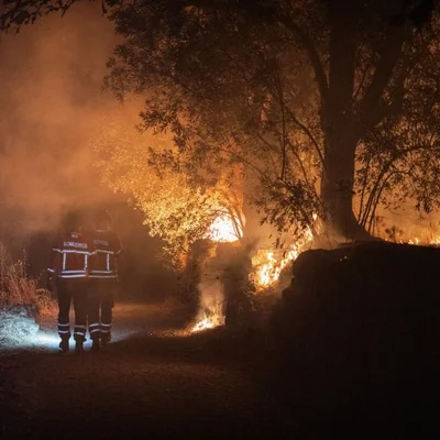 Pompiers de nuit face à un feu de forêt au Portugal.