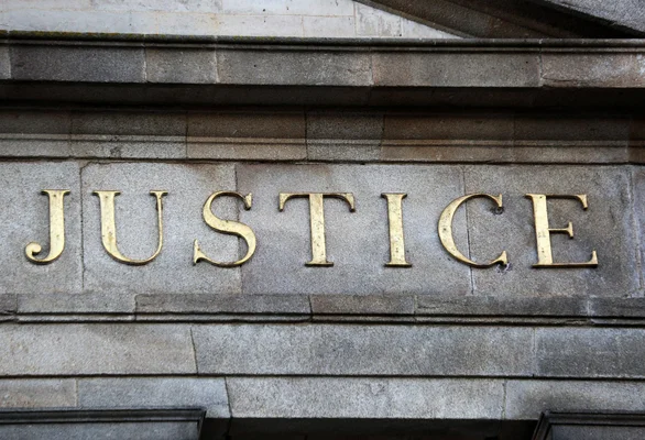 L'inscription 'JUSTICE' sur un palais de justice, rappelant les principes de la décision de la Cour de cassation.