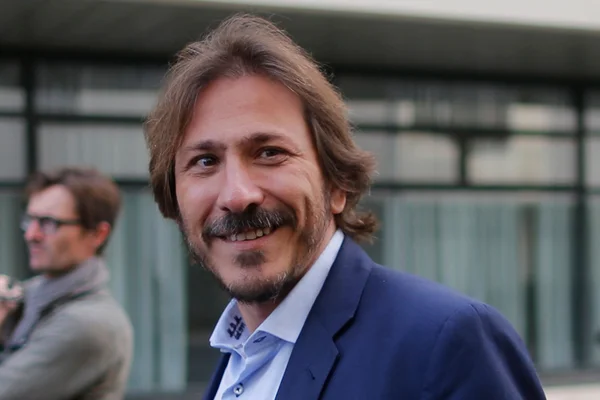 Jérôme Guedj souriant, en veste bleue.