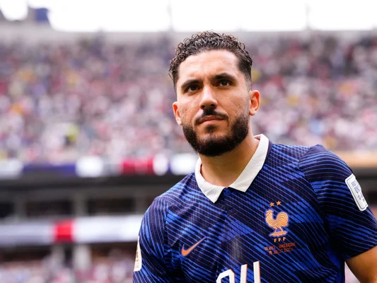 Rayan Cherki, joueur de l'équipe de France, en plan serré lors d'un match.