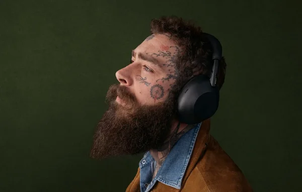 Homme barbu utilisant le Sony WH-1000XM6, casque à réduction de bruit active.