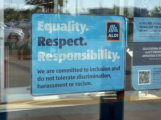 Panneau des valeurs et de la politique anti-discrimination d'ALDI dans un magasin à Santa Maria, Californie.