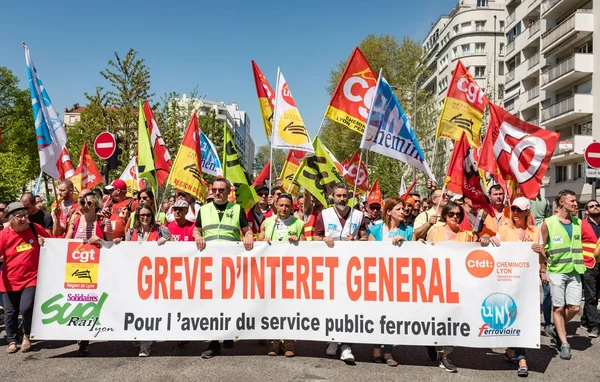 Manifestation de fonctionnaires avec une banderole ‘Grève d'intérêt général’ pour le service public ferroviaire.