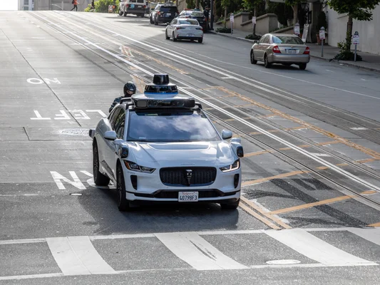 Un véhicule autonome Waymo (Jaguar I-PACE) dans les rues de San Francisco.