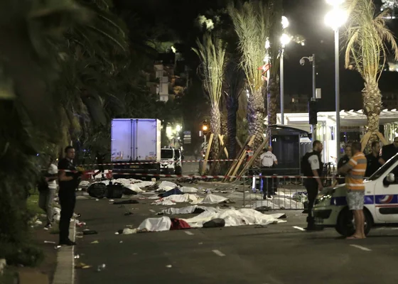 L'horreur sur la Promenade des Anglais après l'attaque du camion, le 14 juillet 2016.