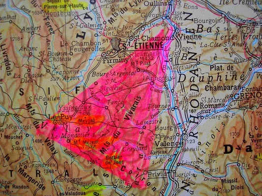 Carte topographique du Velay et du Vivarais, avec la zone du triangle de la Burle surlignée en rose.