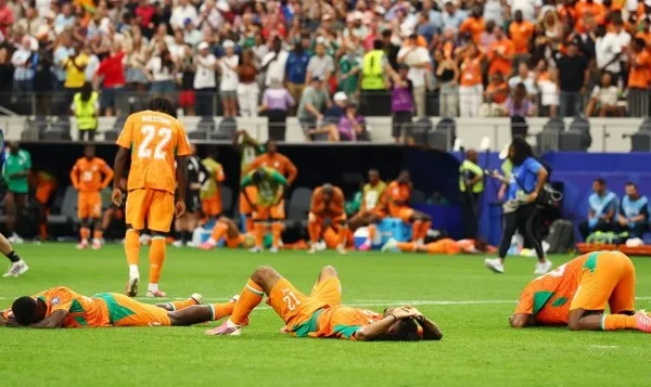 Joueurs ivoiriens abattus après leur élimination de la Coupe du Monde 2026.