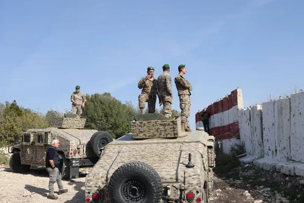 Soldats libanais postés sur des Humvees près d'un barrage, surveillant la zone.
