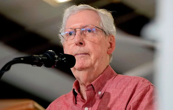 Le sénateur Mitch McConnell s'adressant à la presse.