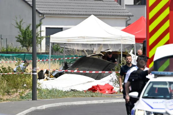 Intervention des secours sur le site du crash à Tomblaine, avec l'épave protégée par une tente et un ruban de sécurité.