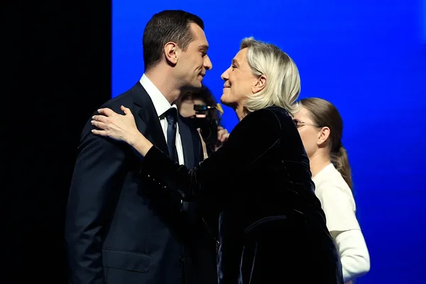 Marine Le Pen et Jordan Bardella échangeant un regard complice à Liévin, avant la décision de justice.