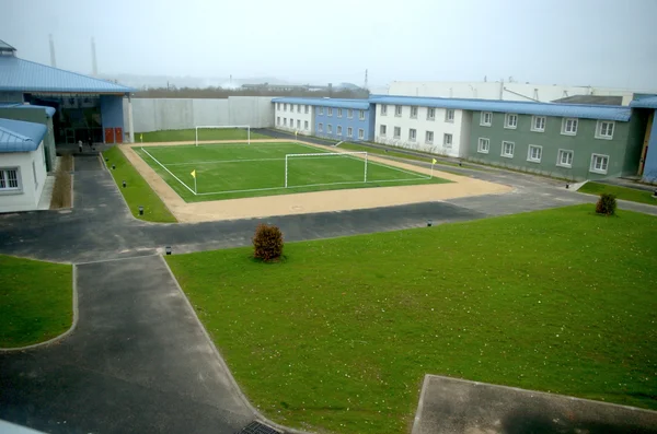 Cour intérieure de l'établissement pénitentiaire pour mineurs de Porcheville, le 1er avril 2008 avant son ouverture.