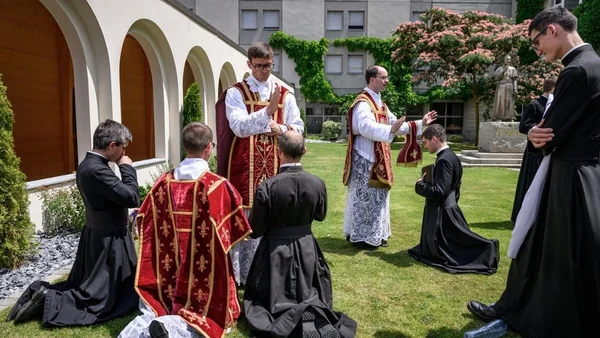 Rassemblement de la Fraternité Saint-Pie-X lors d'une ordination contestée en plein air.