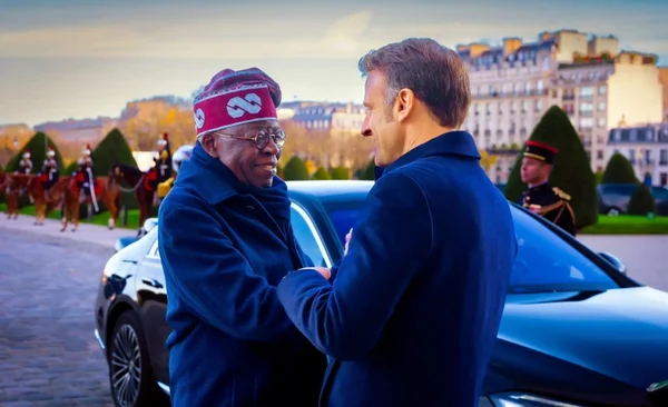 Poignée de main entre responsables français et nigérians lors d'une rencontre sur la coopération sécuritaire.