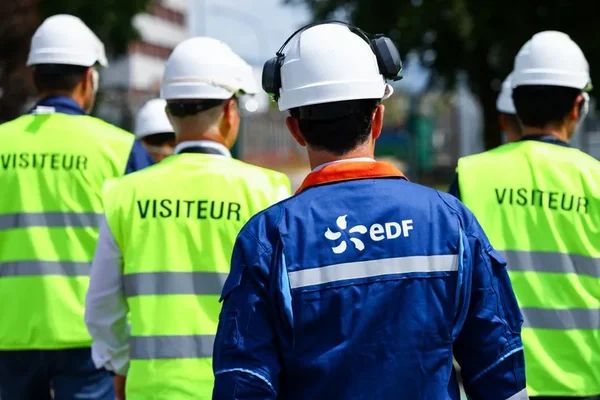 Visiteurs en tenue de sécurité sur un site EDF, illustrant l'environnement de travail des agents bénéficiant du tarif préférentiel.