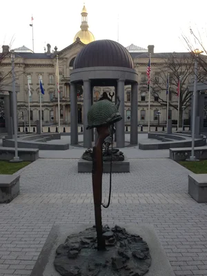 Le Mémorial de la Seconde Guerre mondiale du New Jersey devant le Capitole de l'État à Trenton.