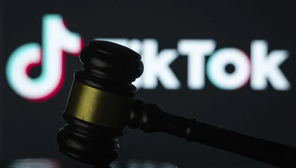 Maillet de juge et logo TikTok, illustrant le procès de l'influenceur Paffman pour ses propos en ligne.