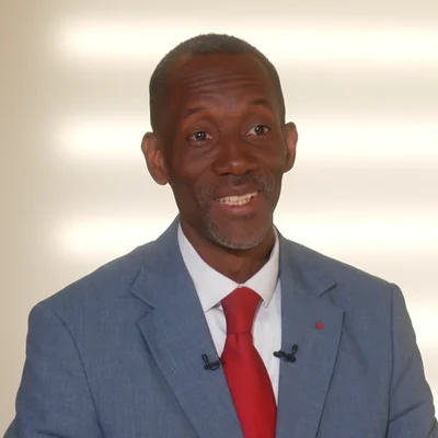 Bally Bagayoko, maire de Saint-Denis, dans un portrait souriant.