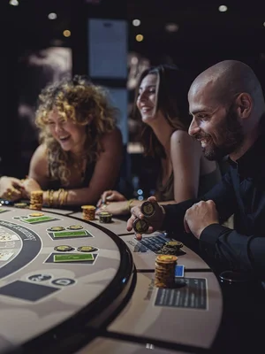 Ambiance conviviale à la table de poker du Casino JOA de Gujan-Mestras.