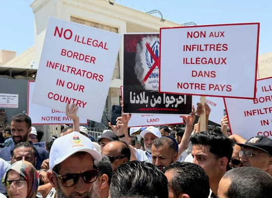 Manifestation contre les migrants en Libye, avec des pancartes en plusieurs langues.