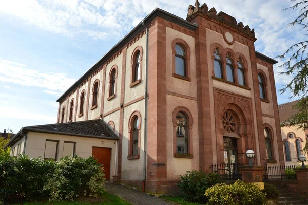 Ancienne synagogue de Niederbronn-les-Bains, témoin du pluralisme religieux en Alsace.