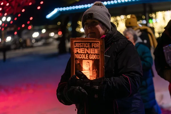 Un participant à une veillée aux chandelles pour Renee Nicole Good tient une pancarte réclamant justice, à Paul Bunyan Park, Bemidji, Minnesota.