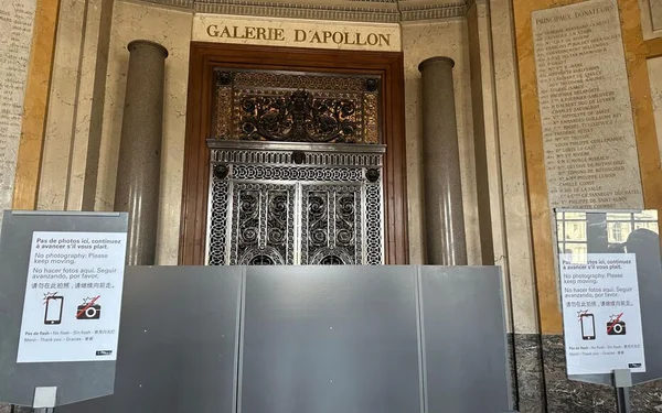 L'entrée de la galerie d'Apollon, avec des barrières et des panneaux d'interdiction de photographier.