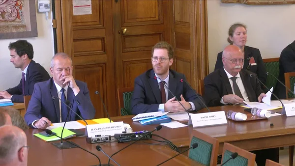Réunion du Comité d’alerte des finances publiques autour d’une table de conférence.