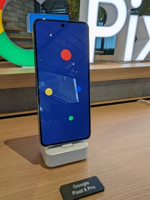Un Google Pixel 8 Pro exposé dans la galerie Shibuya Stream à Tokyo.