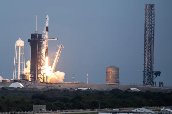 Décollage de la fusée Falcon 9 de SpaceX pour la mission Axiom-3, emportant un équipage privé vers la Station spatiale internationale.