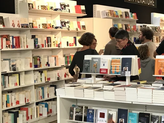 Lecteurs et visiteurs dans une librairie lors de la rentrée littéraire 2026.