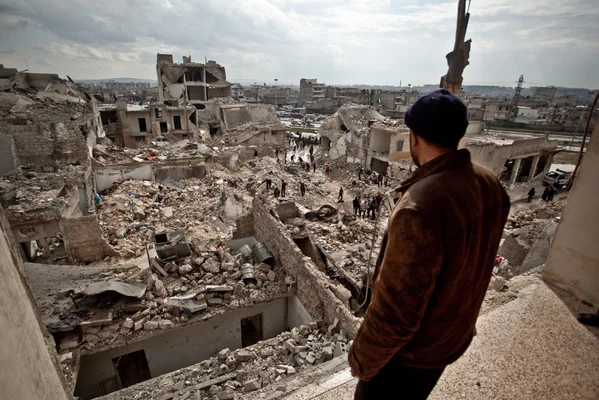 Scène de destruction dans une zone urbaine en Syrie, probablement après un bombardement.