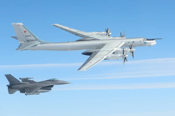 Un Tu-95MS russe escorté par un chasseur F-16 lors d'une interception par le NORAD.