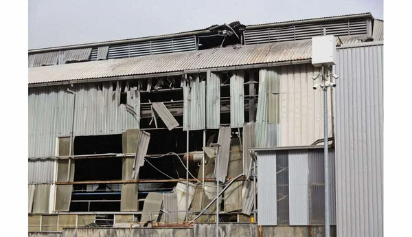 Bâtiment industriel dévasté après l'explosion d'une usine de feux d'artifice près de Rome.
