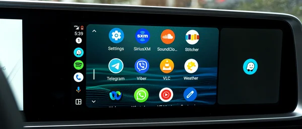Interface Android Auto affichant des applications comme Telegram, WhatsApp et SiriusXM.