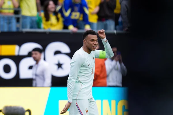 Kylian Mbappé célébrant un but ou une victoire avec l’équipe de France.