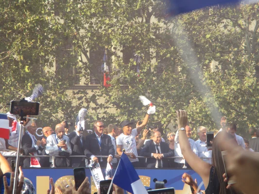 Kylian Mbappé (au centre) et Didier Deschamps (à droite) sur le bus des champions, Champs-Élysées, le 16 juillet 2018.
